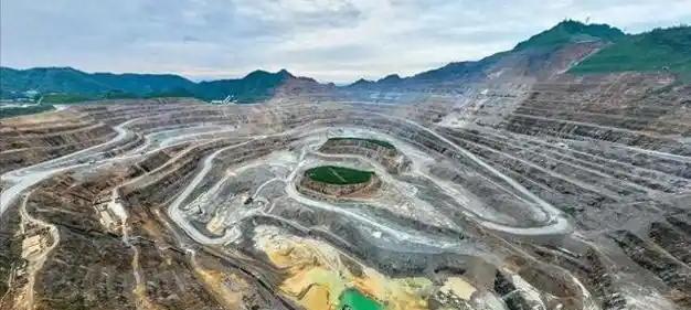 这座雷科迪克金铜矿在俾路支省，价值高达七百多亿美元，储量能支持三十多年的开采。
