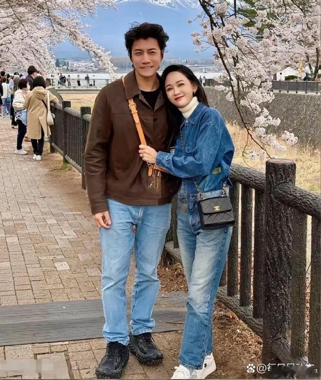 47岁陈乔恩与小9岁丈夫出游，依偎合照，甜蜜状态藏不住。​​​