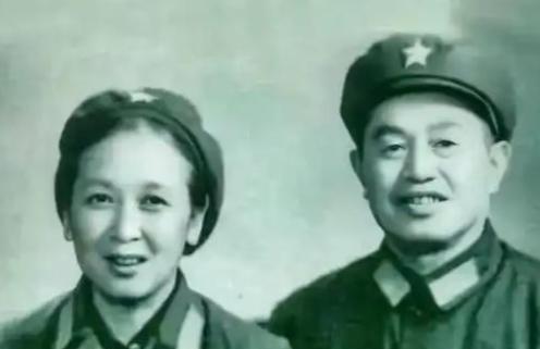 1940年，皮定均看上了女干部张烽，就让县长去说媒，张烽听说了县长的来意后，拒绝