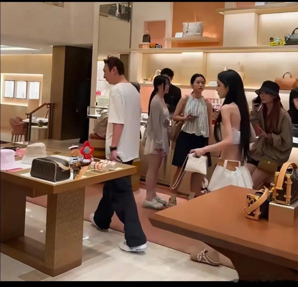 王思聪带新女朋友逛街，懒懒是不是过去式了。