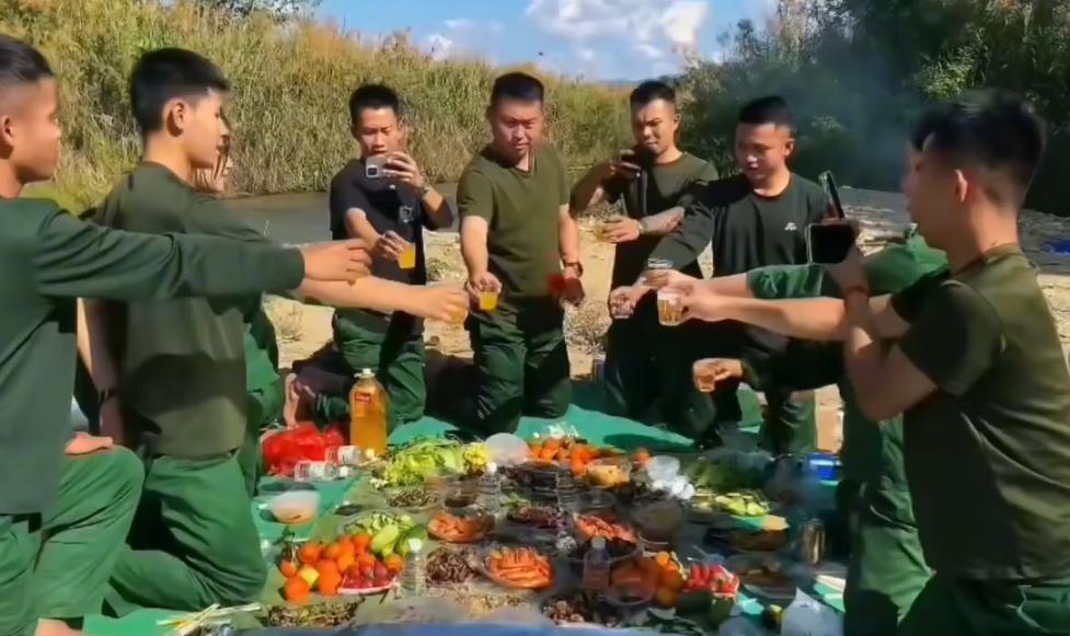 勐拉同盟军是缅甸最幸福的武装！勐拉同盟军的官兵，有男有女，集体组织了一场野炊