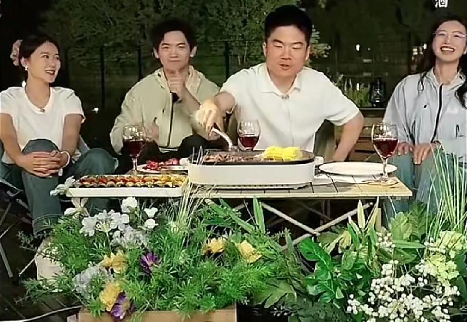 董宇辉连续连续两天上播，看直播间的氛围和老东家确实是大相径庭。本周的排班表上