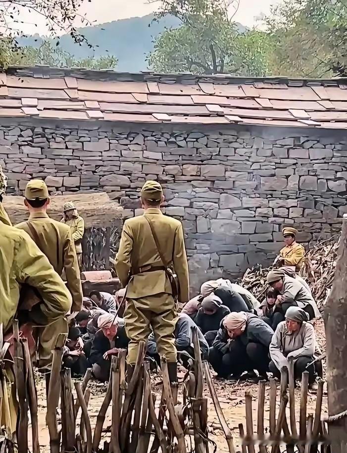 1943年3月，海南五指山地区，一日本兵失足掉下山崖，没有摔死，但摔断了腿，当地