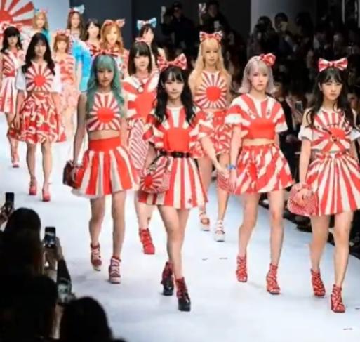 一种危险迹象在东京蔓延！近期，在东京涩谷某小型时装秀上，一群日本女模特身穿印有明