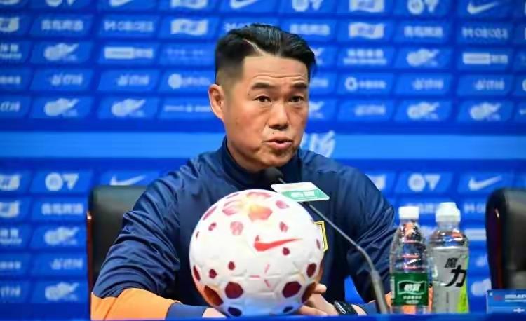 赛季被双杀了，山东泰山被大连双杀了，韩鹏被李国旭双杀了。主场战败，韩鹏仍旧没长记
