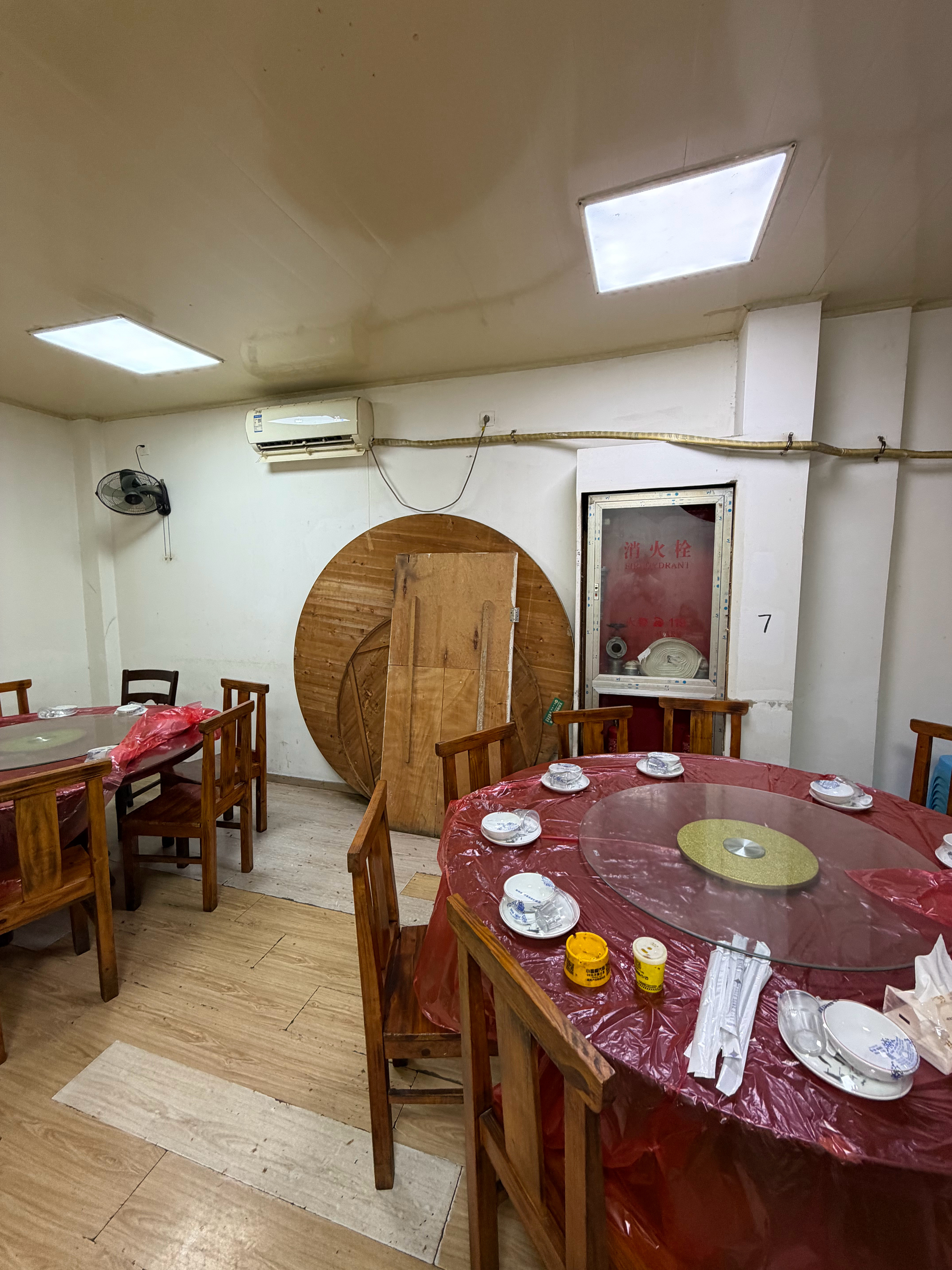 晚上吃了家居民楼小店，环境一般但是食材很新鲜，我们4大1小8个菜几乎全部光盘。你