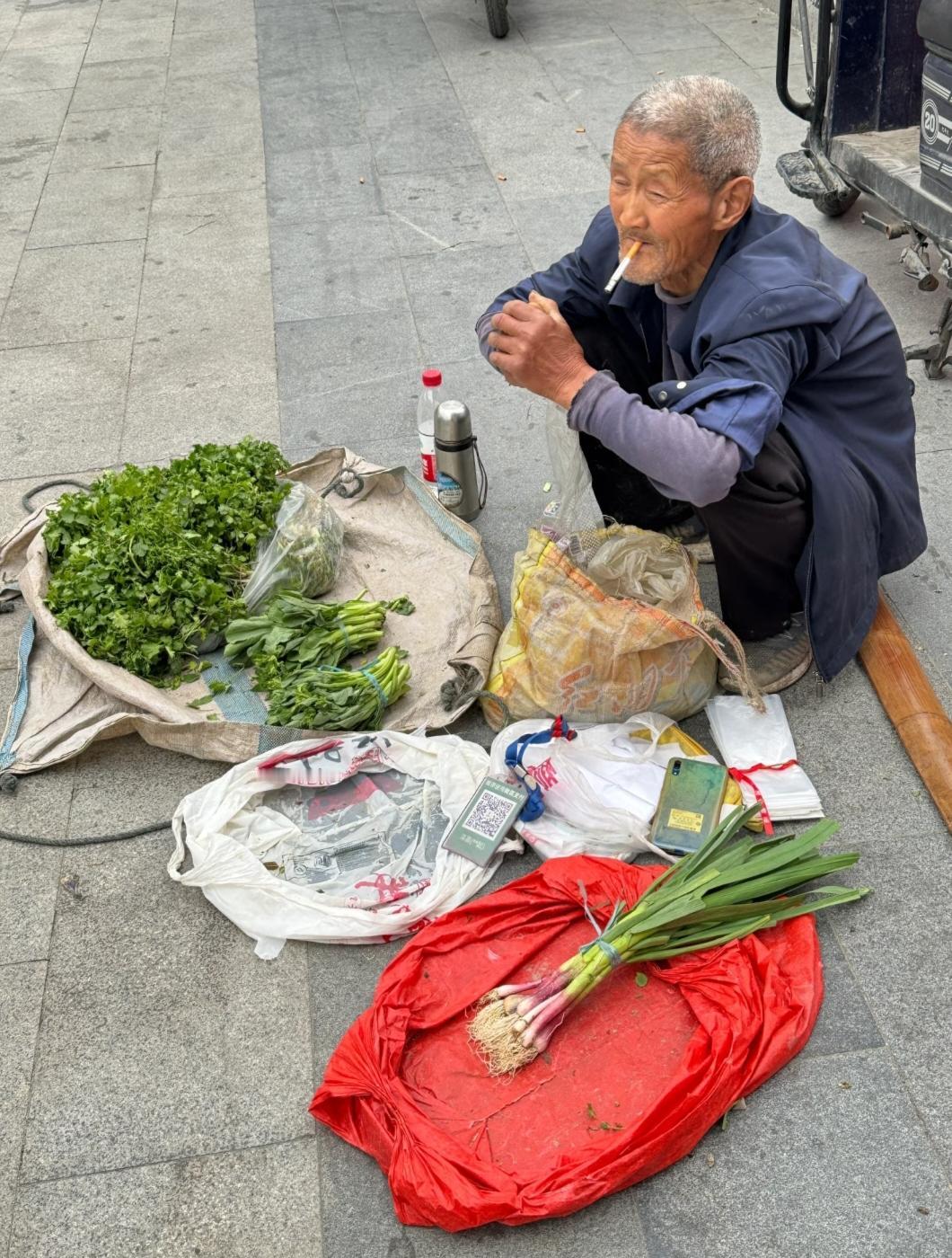 大爷终究还是大爷!小区的大门口经常会有一个卖菜的大爷蹲守，虽说我也经常光顾，但