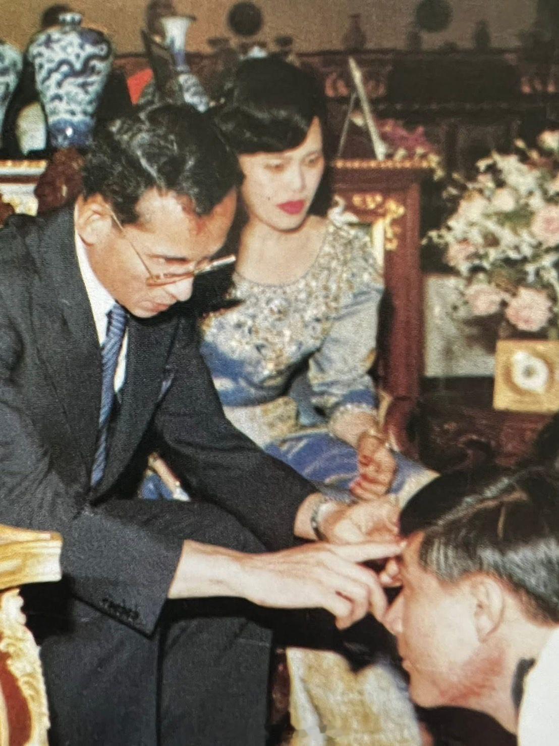 王室王室泰国王室暹罗往事老照片：朱拉蓬有一张戴暹罗传统王冠的照片，一直不知道是