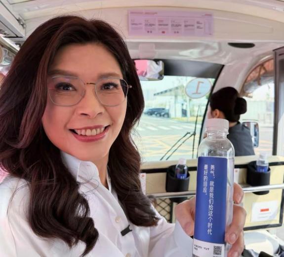 郑丽文返台后在脸书贴出4张照片，直言忍不住心动，真想直接开走小米一辆汽车回台北！