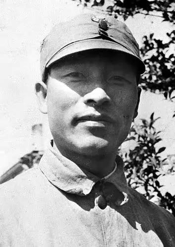 1939年2月，彭雪枫部队穷的只剩两三块钱，为度过春荒难关，忍痛卖掉13匹战马，