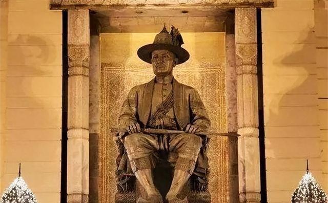 1782年4月，泰国吞武里大帝郑信被妹夫用沉香木捶杀，临死之前，他对背叛者发下“