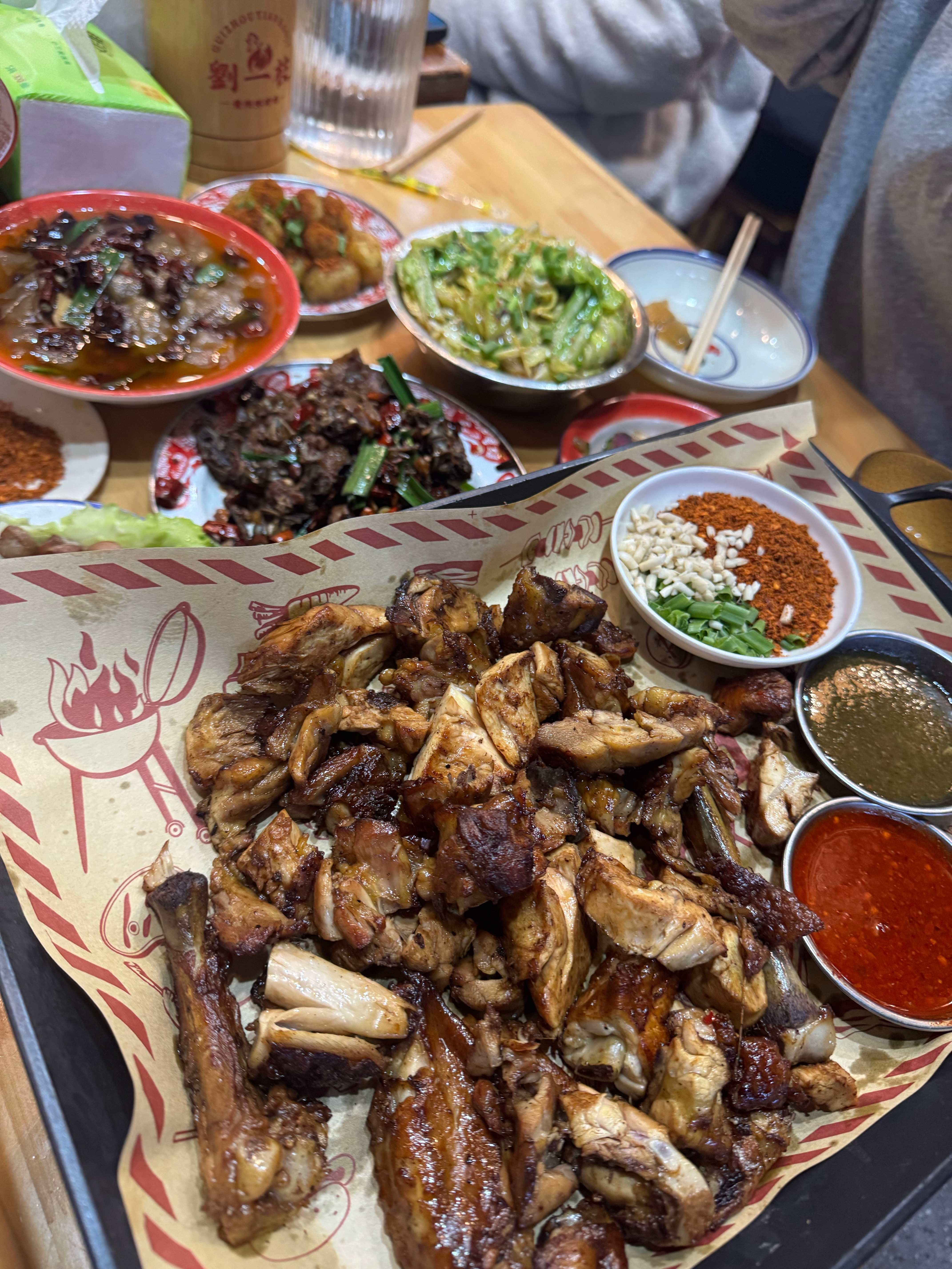 刘一枝贵州鲜烤鸡，弥补了之前去贵阳没有吃到烤鸡的遗憾，味道还行，感觉鸡肉挺新鲜的