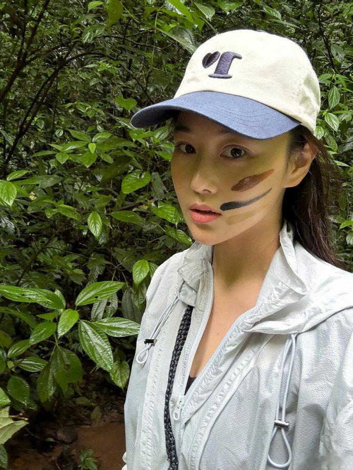 张馨予拿毛毛虫吓妈妈 张馨予拿毛毛虫吓妈妈，真的不敢直视！张馨予放毛毛虫在手上