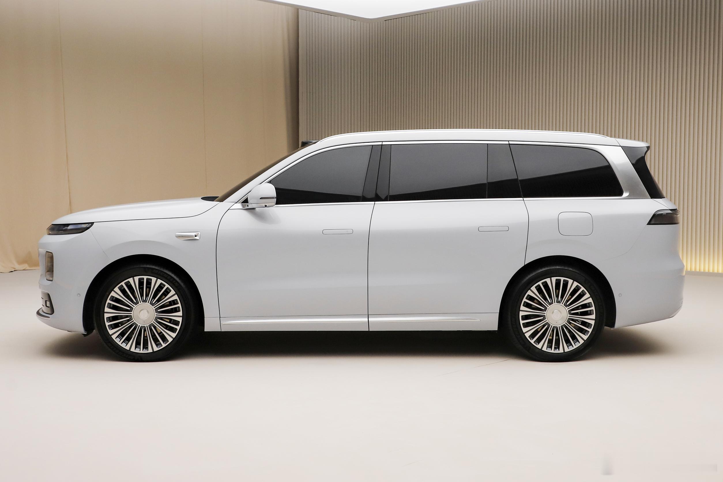 零跑D19的侧面和目前许多三排座侧面比例有比较大差异，我横向对比了极氪9X、领克