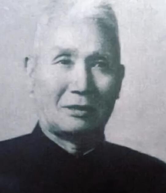 1936年西安事变时，他拍着桌子喊"杀了蒋介石"。蒋介石被放走后，他气得拉着队