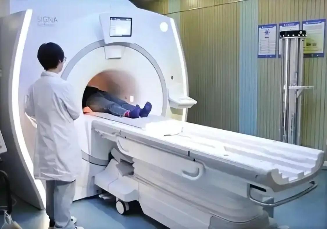 “荒唐至极！”湖北武汉，一男子脖子疼，晚上12点在医院做核磁，2个医生交接班，把