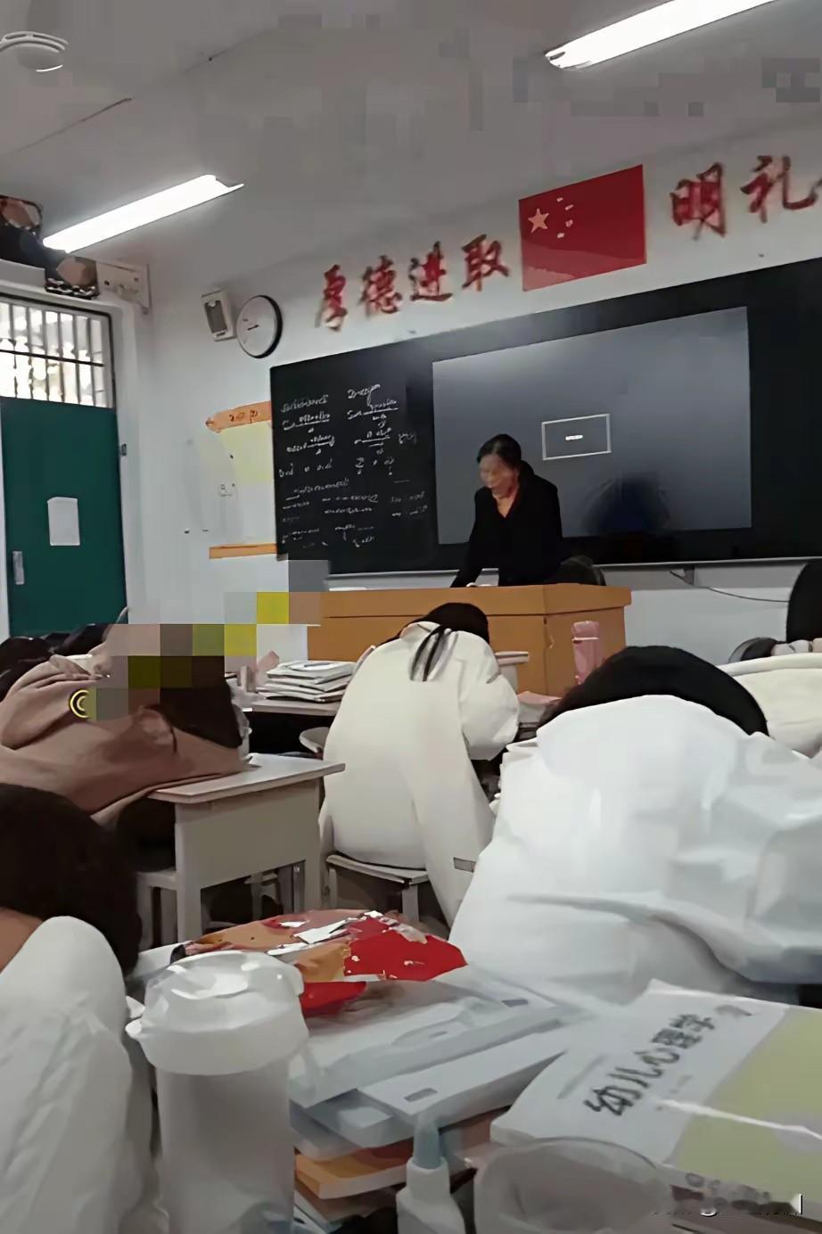 下图这课堂有点像中职类学校，课本好像是幼儿师范类的。看看底下倒下的一大片学生，很