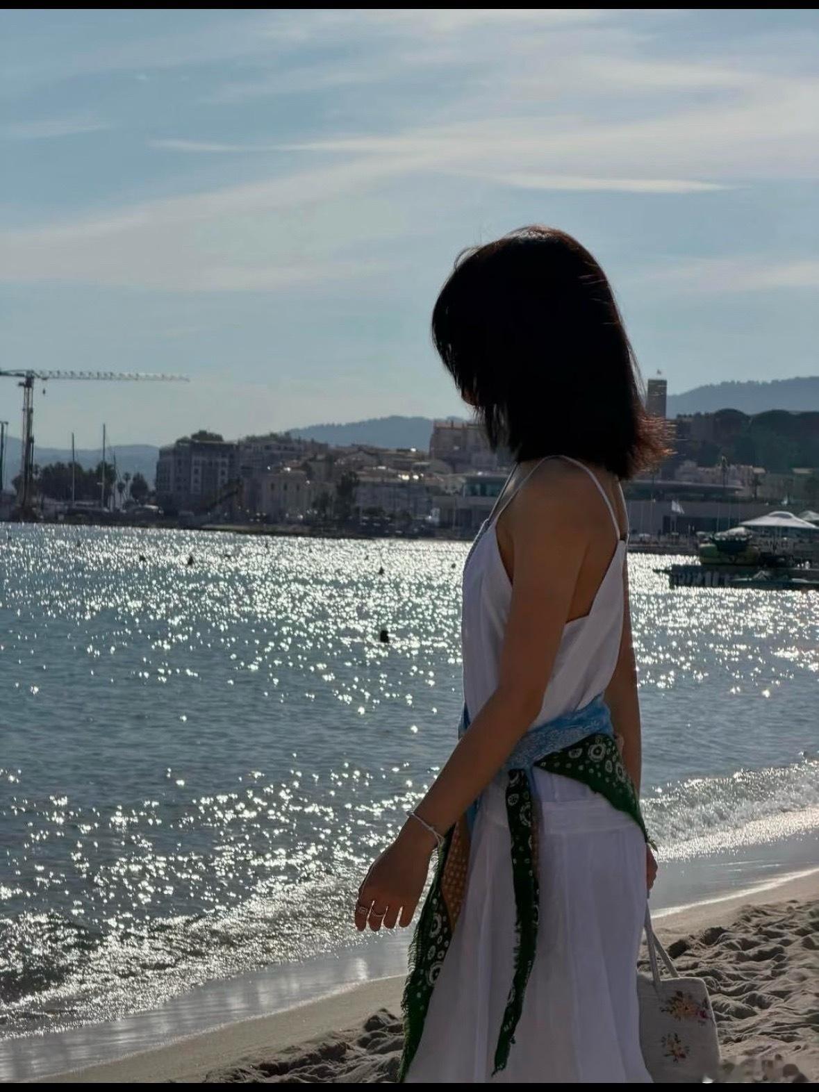 赵今麦墨镜吊带ccd谁能想到平日里元气满满的赵今麦，换个风格直接变身拽姐。这组C