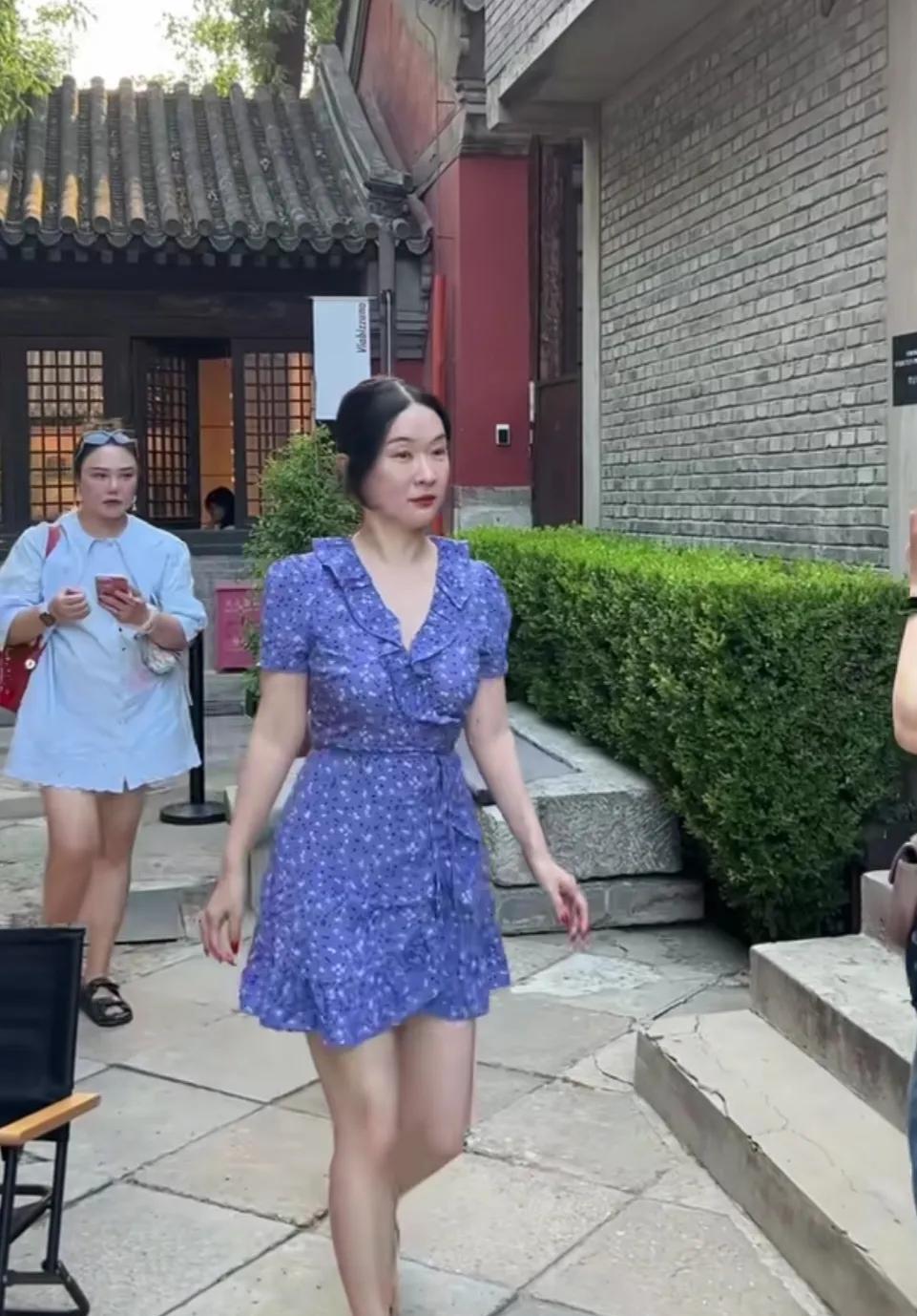 在北京偶遇44岁的霍思燕，本人真是不胖，还软乎乎的感觉，皮肤状态好到爆，本人很随