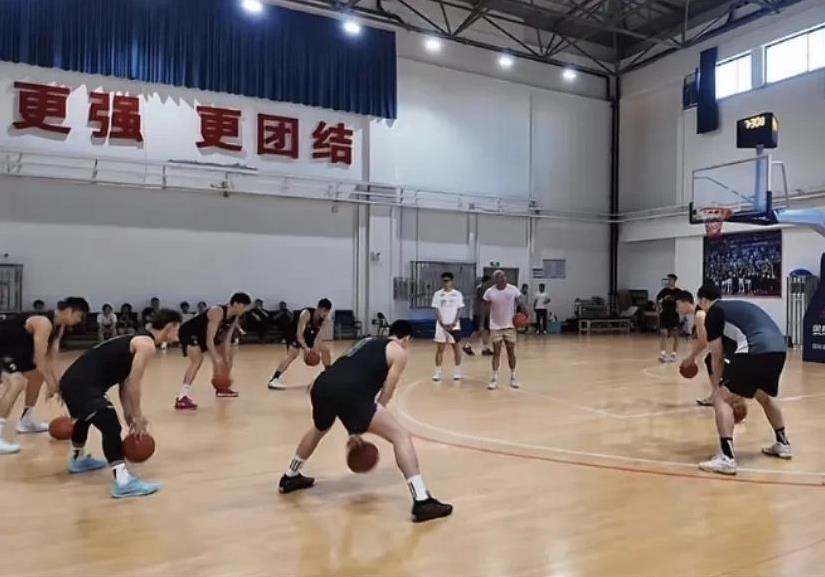 广东队目前状况：广东队目前正在二沙训练中心封闭训练，在训球员有：徐杰、胡明轩、