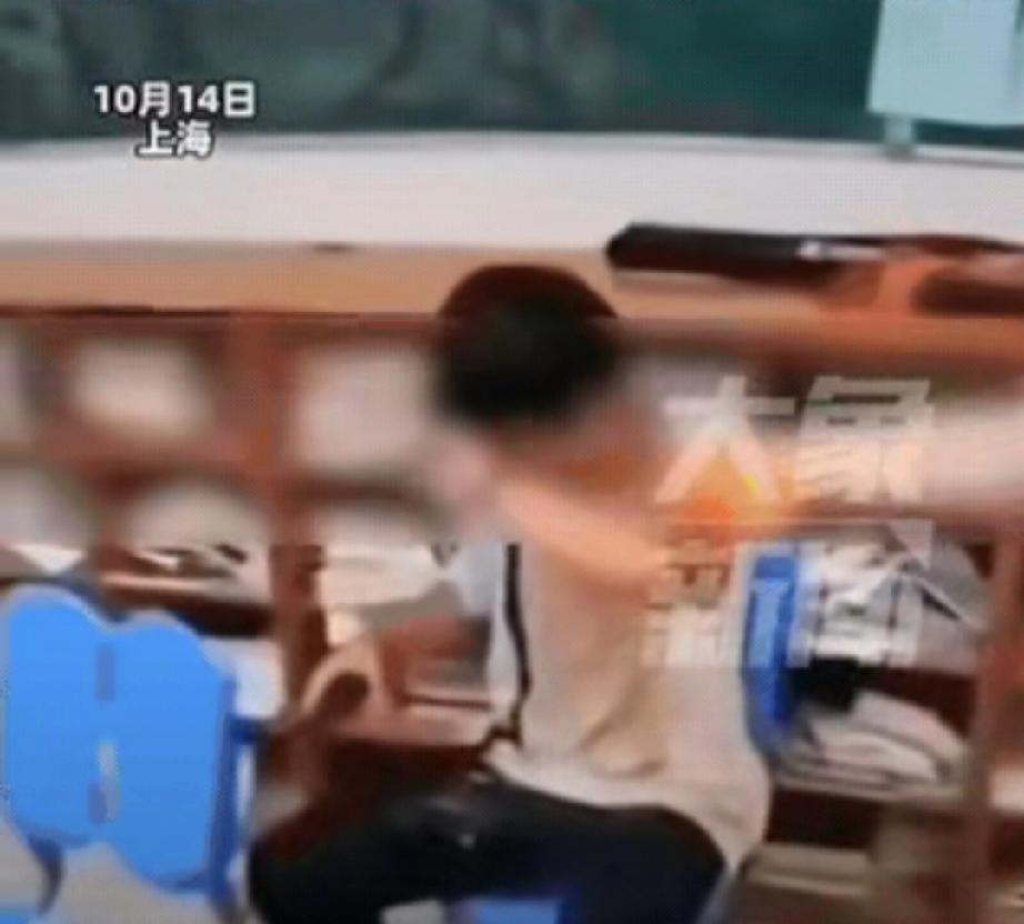 天呐！这女生也太嚣张了吧！上海一学校里，俩学生本来只是拌拌嘴，谁能想到女生突
