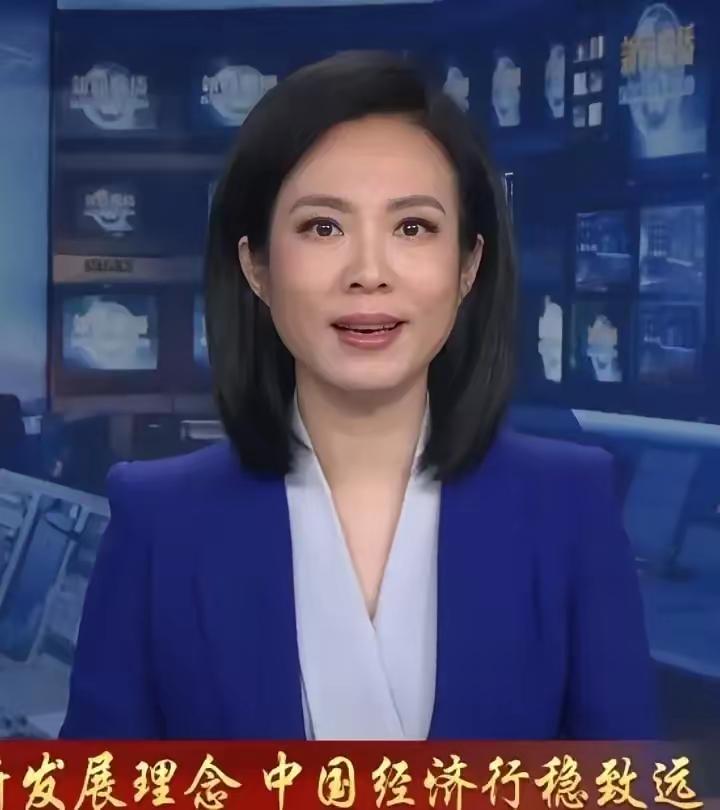 央视主持界这两年可真是不平静！宝晓峰直播时咳嗽了三秒都没慌，抬手就把场面镇住了；