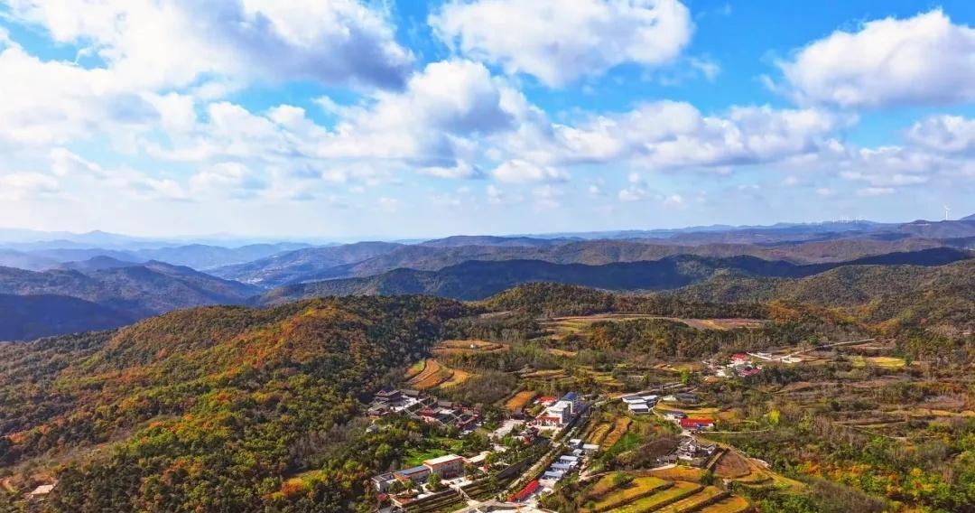 对背包徒步客来说，秋日的云丘山峰岭是徒步的绝佳选择！我为大家整理了一条10