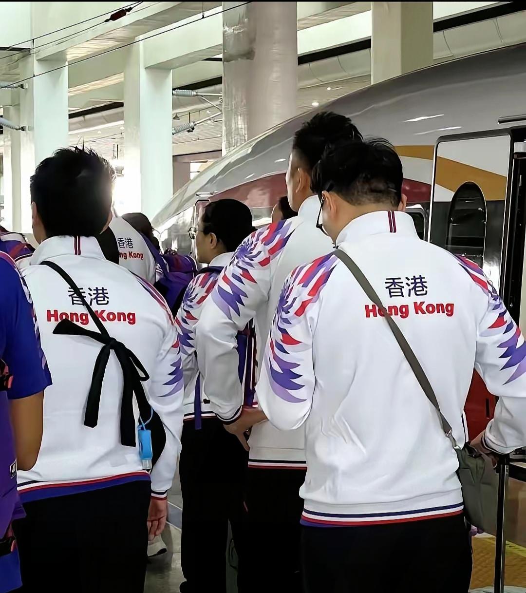 香港队的衣服现在只写了香港，大家有没有被惊到？！香港队这次出征亚运会的队服