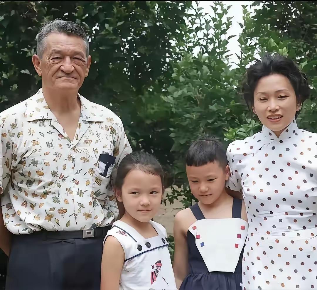 翻到这张1950年的老合影瞬间被戳中。陈纳德抱着刚满百天的小女儿陈美丽，陈香梅怀