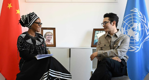 演员黄晓明在社交平台高调发文字里行间都是感慨：“十年了，任重而道远”，把他横跨