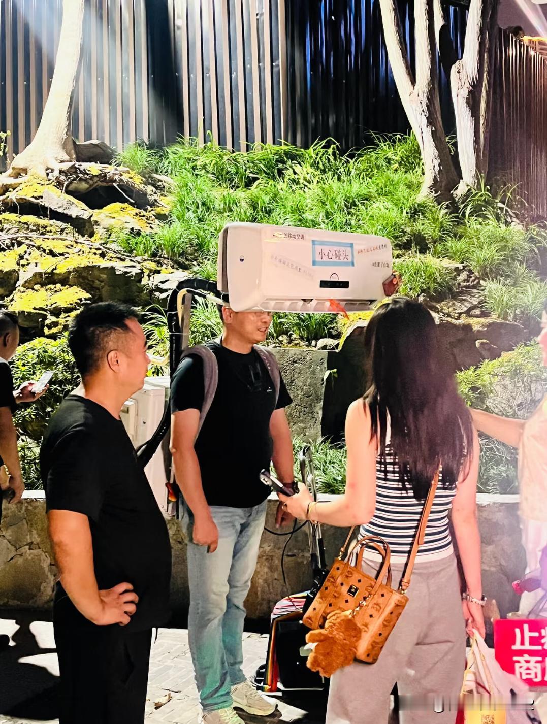 重庆这个神人在搞移动空调行为艺术吗？机器人都有，能不能发明一个迷你空