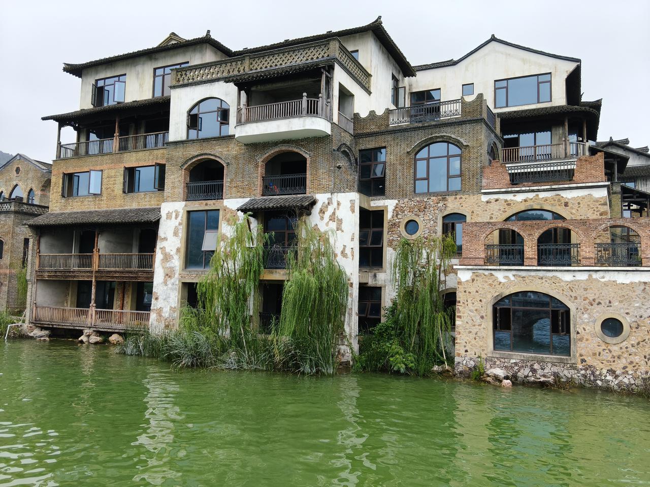 房地产终于挺住了！这几年，跟房地产相关的人，应该吃了苦头，但怎么讲呢，从今年开