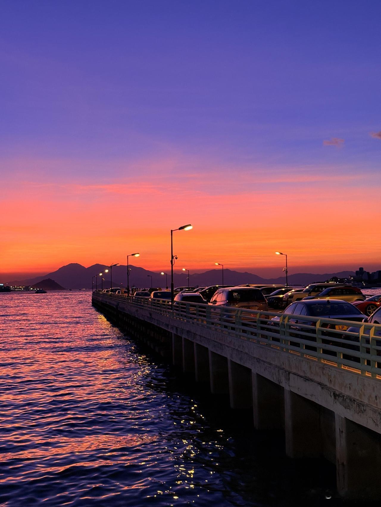 11.9香港的世纪晚霞也太绝了！刚下班走出地铁，抬头直接被惊艳到失语！天