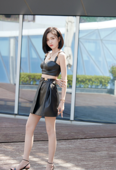 吴宣仪的黑色性感小皮裙，这感觉是不是超nice的，喜欢吗？