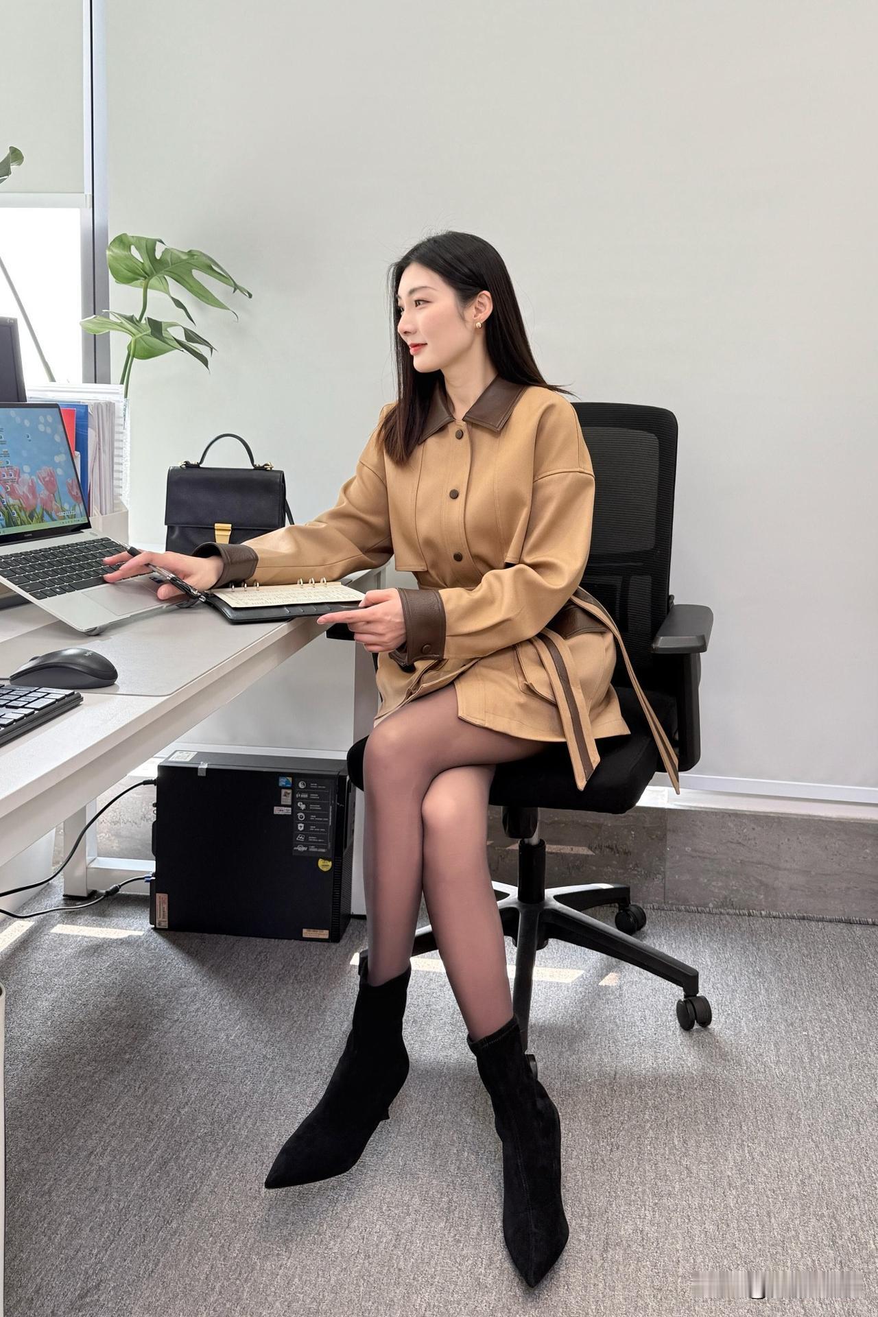 工作中喜欢自拍的小姐姐