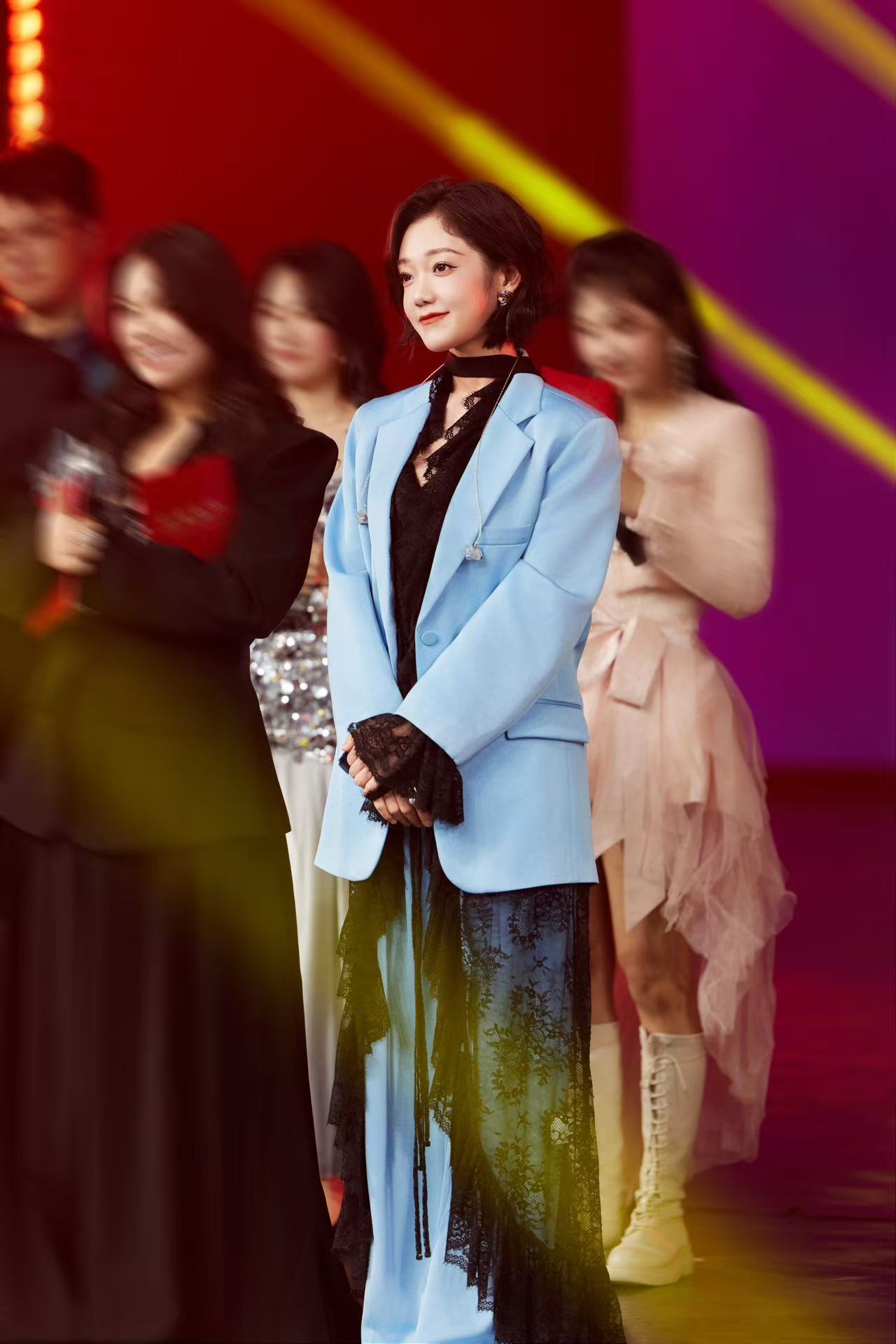 蓝调与青春的完美碰撞！柔雾蓝套装适配校园氛围，作为音乐学姐助阵十大歌手问鼎赛，