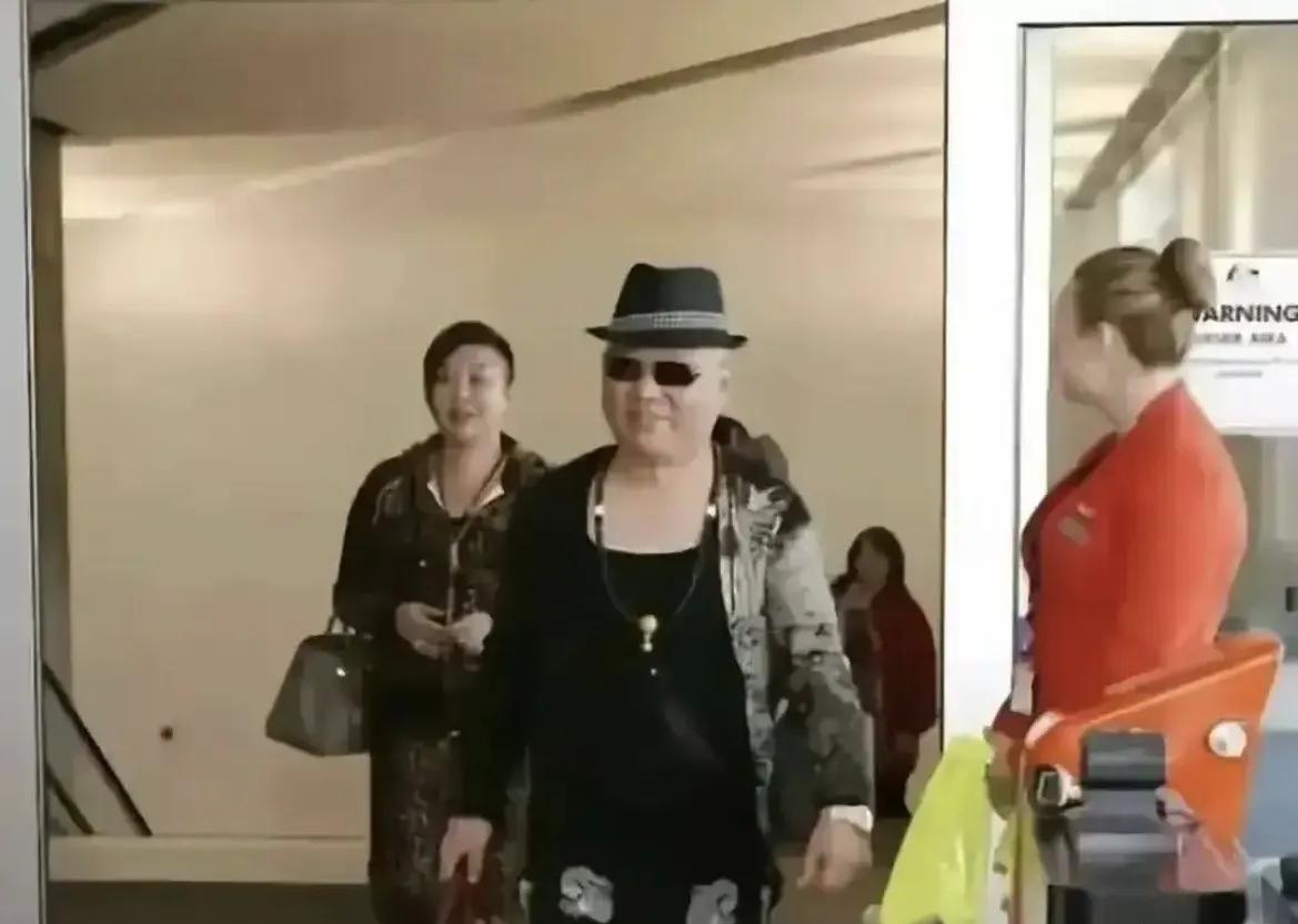 穿貂戴金却像地摊货，郭德纲夫妇的富贵，为啥总透着一股子土气？最近刷到郭德纲和王