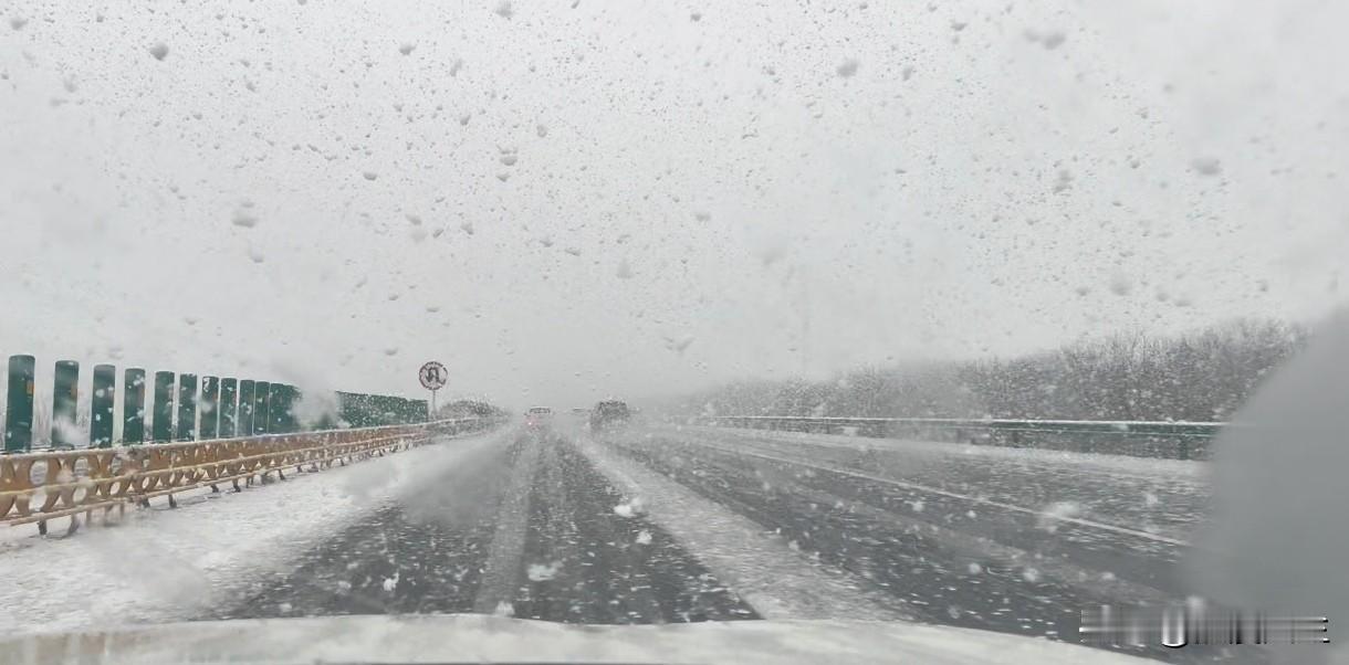 西安临兴高速突降大雪，大，真大，长这么大第一次见这么大的雪！