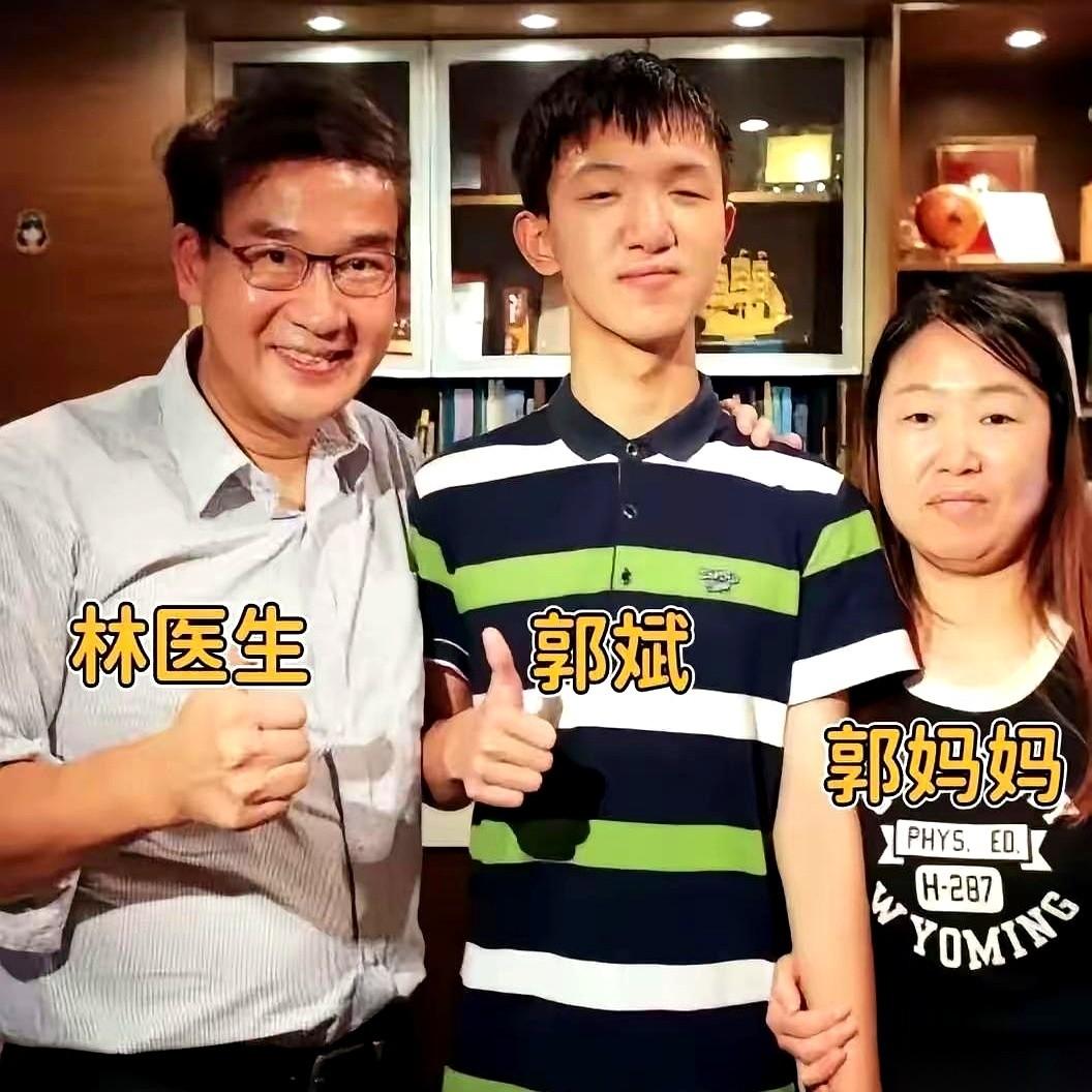 712分。你敢信吗？这是一个在无尽黑暗里摸索了十多年的盲人孩子，硬生生考出来的