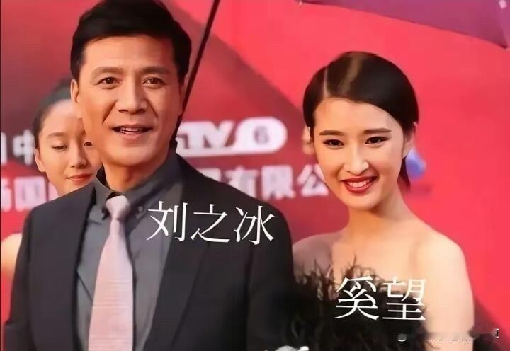 刘之冰领着茹萍的女儿奚望一起出席活动，奚望很漂亮，跟妈妈茹萍各有特色，各有韵味，