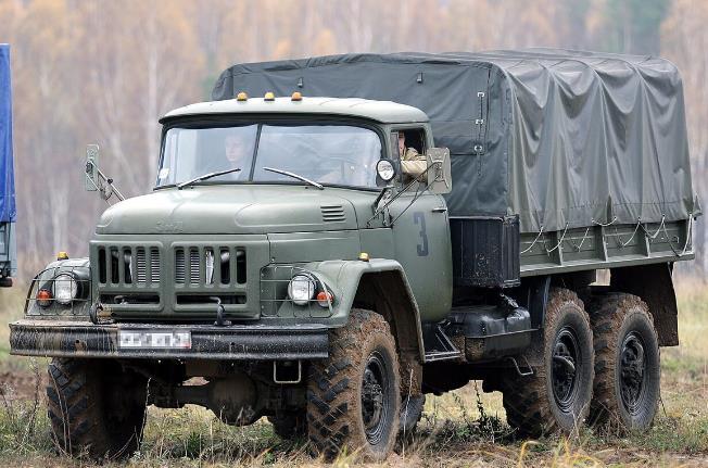 40年过去还能拉货上山，ZIL-131为何被称为“开不坏的苏联神车”？很多年轻