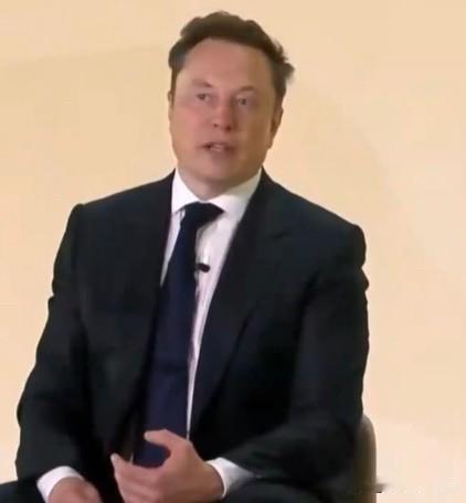 马斯克最近一次访谈里扔出一个数字：每年200吉瓦的太阳能（美国用电负荷是500