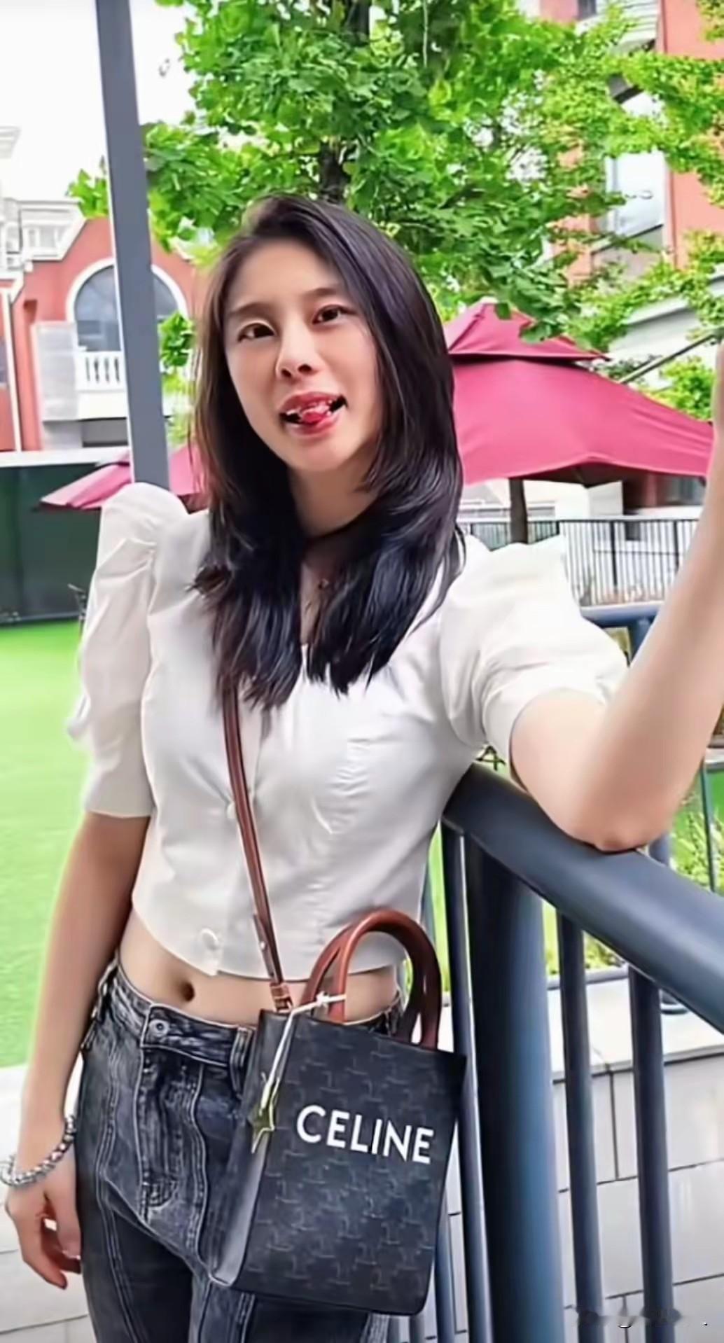赛场上她绝杀澳大利亚血染赛场，私底下穿拖鞋逛商场吐舌头卖萌：王思雨的反差也太大了