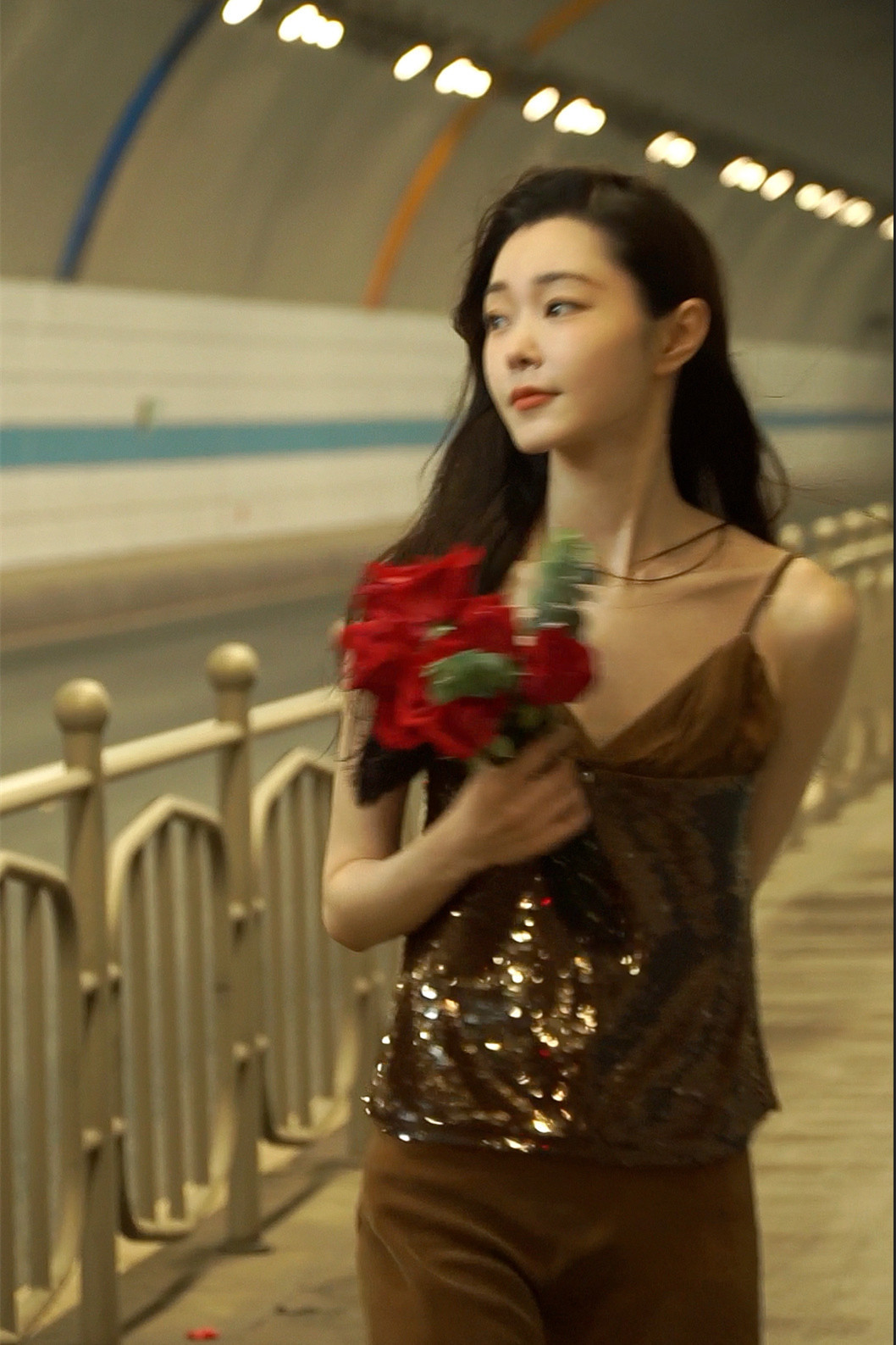 宋轶街头美拍，长发吊带裙，手捧鲜花好甜好美。宋轶