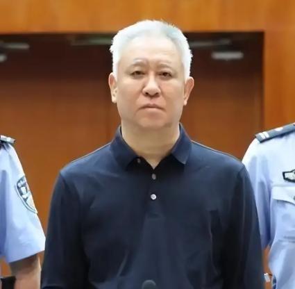 人在牢里，账在外面：许家印重大资产被挖出，186.5亿转给了“重庆李嘉诚”。