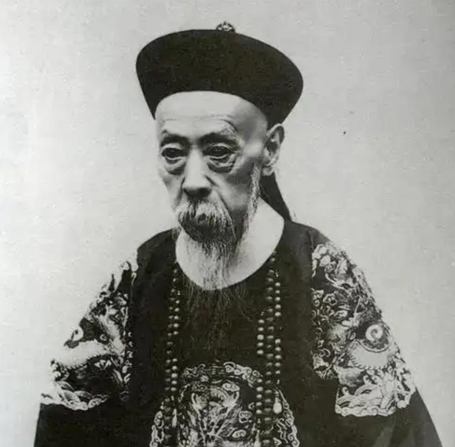 1908年，庆亲王每夜用骡车把白银拉进东交民巷，三年后大清亡了，他的千万家财却安