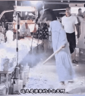 这是谁家的小公主这么任性？女子和老公逛夜市，来到一个石膏塑像摊位前。女子看中一个