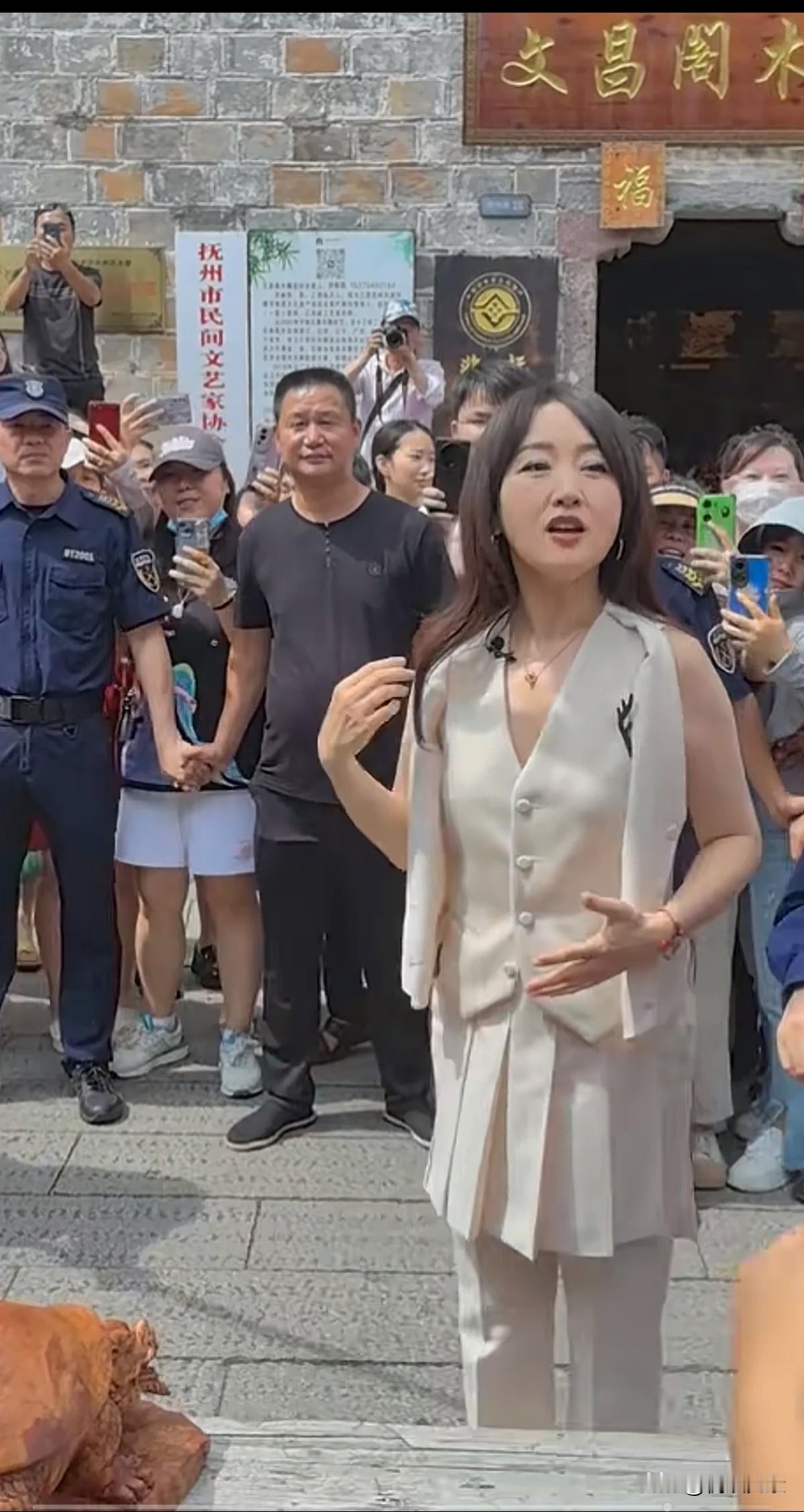 杨钰莹老师在抚州现身了，依然得到无数粉丝们热情欢迎。九十年代杨钰莹老师，