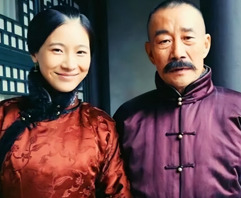 1906年，戴宪玉为救父亲求张作霖相助。酒桌上，张作霖借机让戴宪玉为其斟酒。倒了