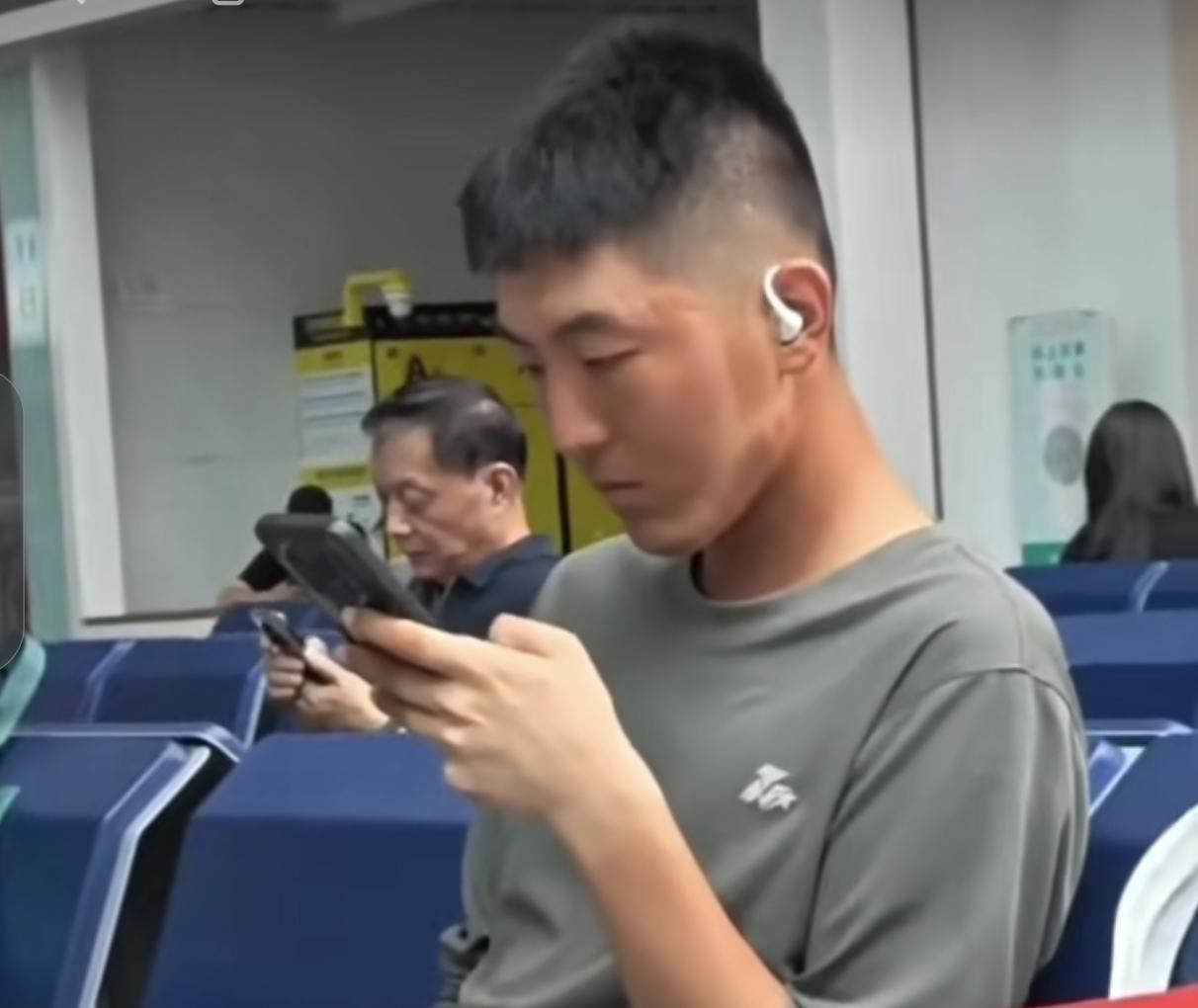 阅兵脸太阳在帽徽上淬火铸出古铜的盾两道白色的峡谷从额际倾泻而下